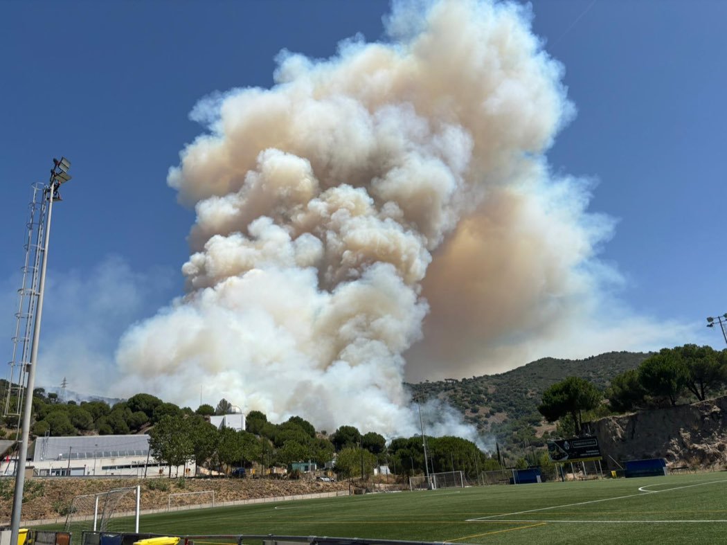 Columna de fum de l'incendi forestal des del camp municipal