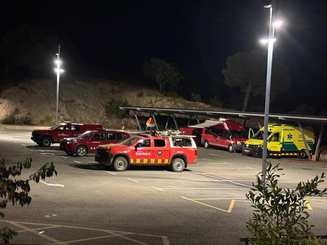 Camió de bombers actuant de nit al municipi